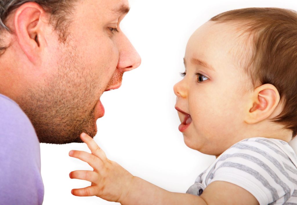 bébé qui regarde la bouche de l'adulte qui lui parle